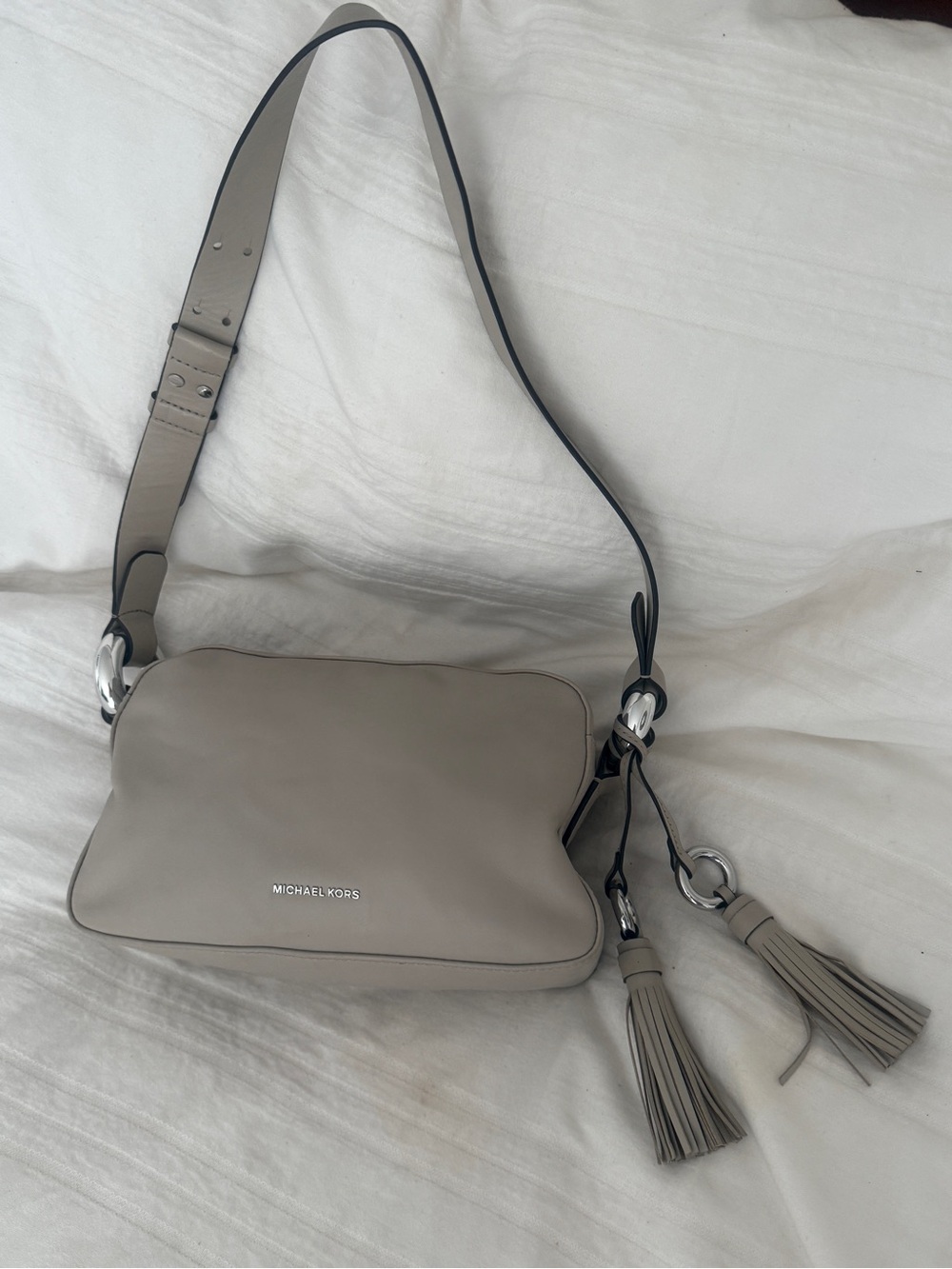 Michael  Kors GRAND DARIA MEDIUM SHOULDER BAG Light Gray NWOT